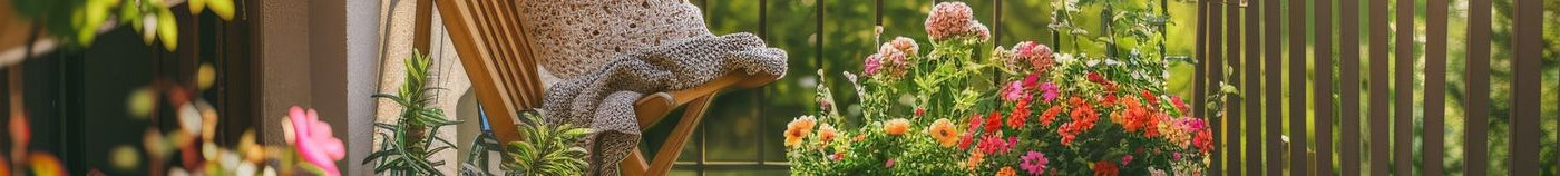 Balkon met bloemen in de zomer