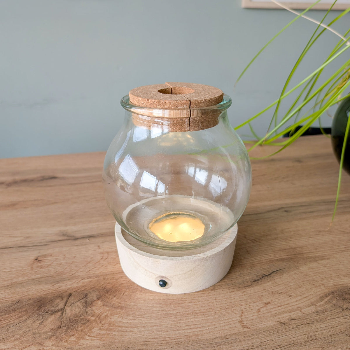 Vaas met verlichte houten standaard